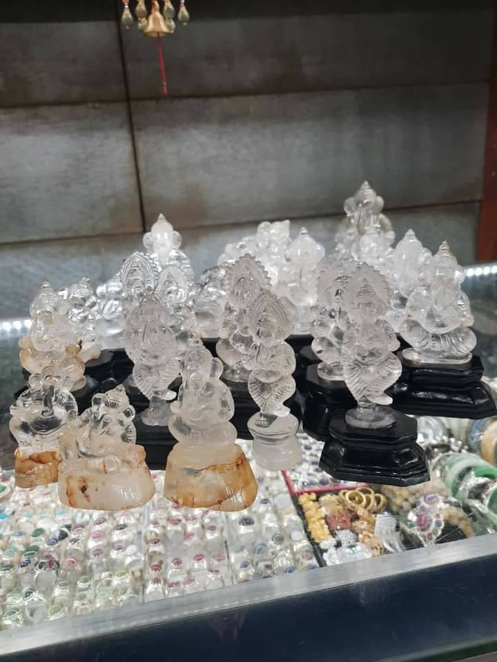 พระพิฆเนศ แกะสลักจากเนื้อแก้วโป่งข่ามฐานหินหยก (สูง 5-6 นิ้ว)