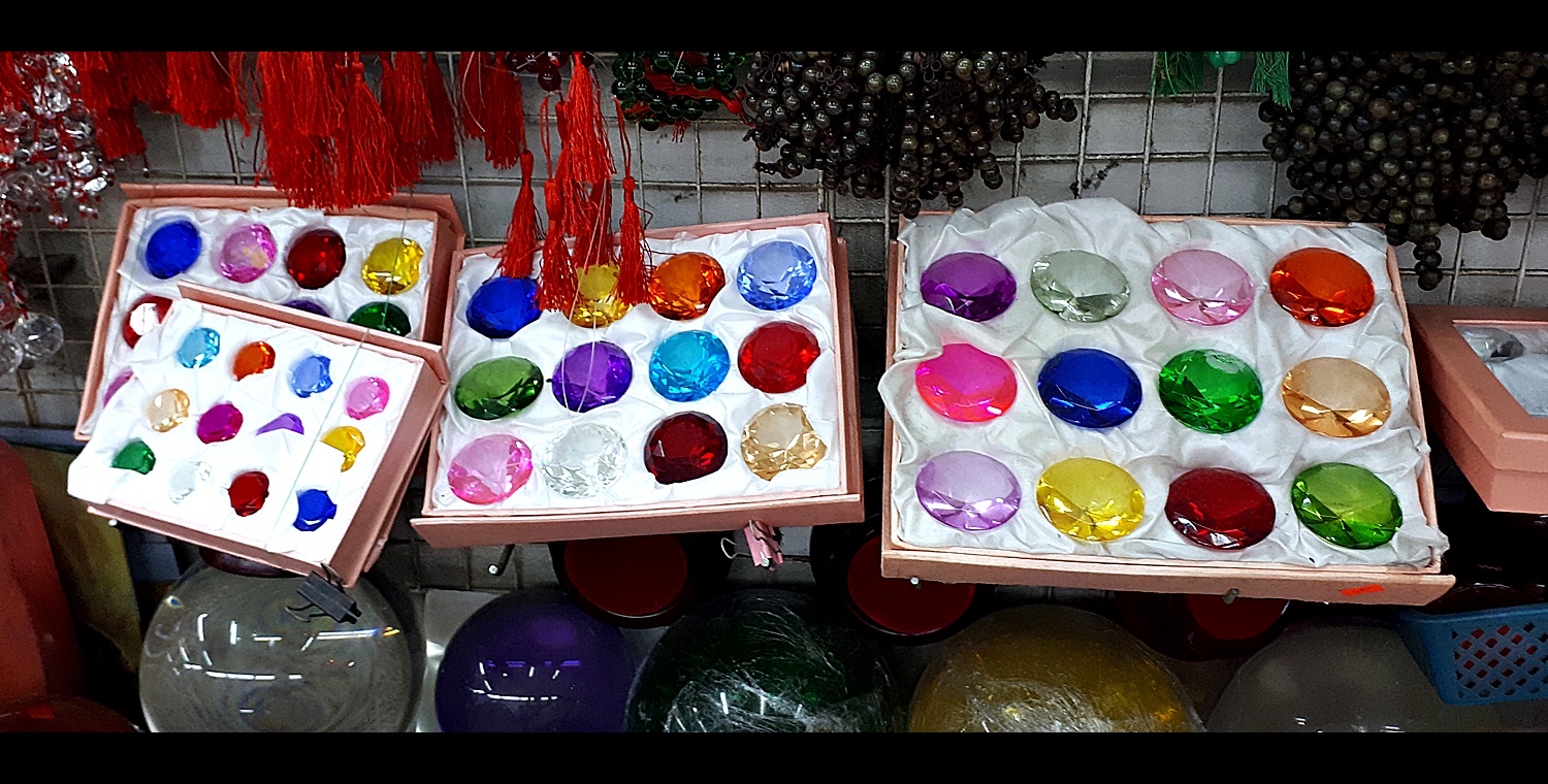 แก้วสี ทรงเพรชกระรัต