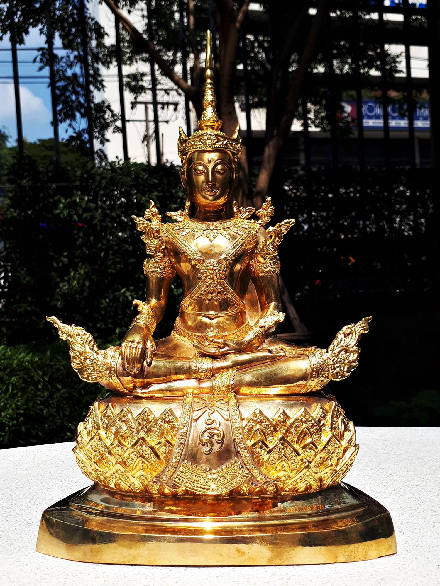 รูปหล่อ พระพุทธรูป ปางพระจักรพรรดิ เนื้อโลหะทองเหลือง ปัดขัดเงา ปิดทองแท้ (หน้าตัก 9นิ้ว สูง16นิ้ว ลึก6นิ้ว)