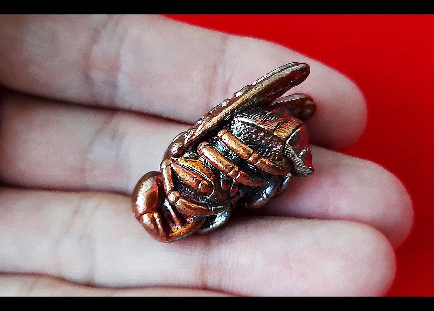 พญาแมลงภู่คำ กายสิทธิ์(สีเหลือบรุ้ง) เนื้อโลหะธาตุกายสิทธิ์ เหล็กไหลสุริยันราชา ผสมชนวนเนื้อเงินมหาสะท้อน ก้นบรรจุปรอทตามตำรา ปี2564 (ปลุกเสก16พิธี มหาโสฬสมหามงคล) #รับประกันแท้