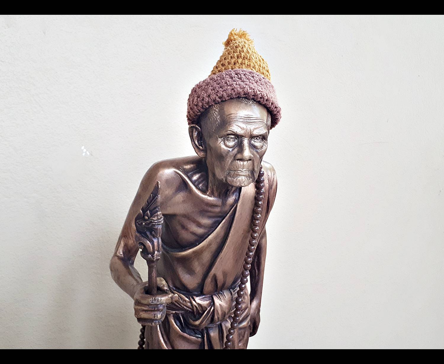 รูปหล่อ หลวงปุ่หมุน วัดบ้านจาน เนื้อโลหะทองเหลือง ยืนถือไม้เท้า พญานาค ขนาดบูชา (องค์ใหญ่ สูง21นิ้ว)