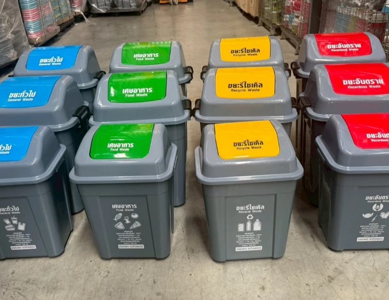 P13789 ถังขยะเหลี่ยมพร้อมฝา 44 ลิตร (32*43*66 cm) ตัวสีเทา ฝาเลือกสีได้ No.BI50 (ราคาขายส่งต่อ 12 ใบ:เฉลี่ย 275 บต่อใบ)