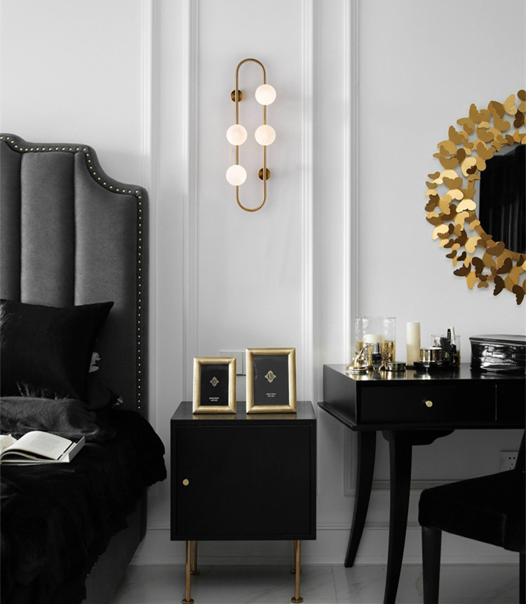 โคมไฟติดผนังภายในโครงเหล็กทรงวงรียาวแนวตั้งโป๊ะโคมแก้วทรงกลมสีขาวขุ่น [NG-9010]