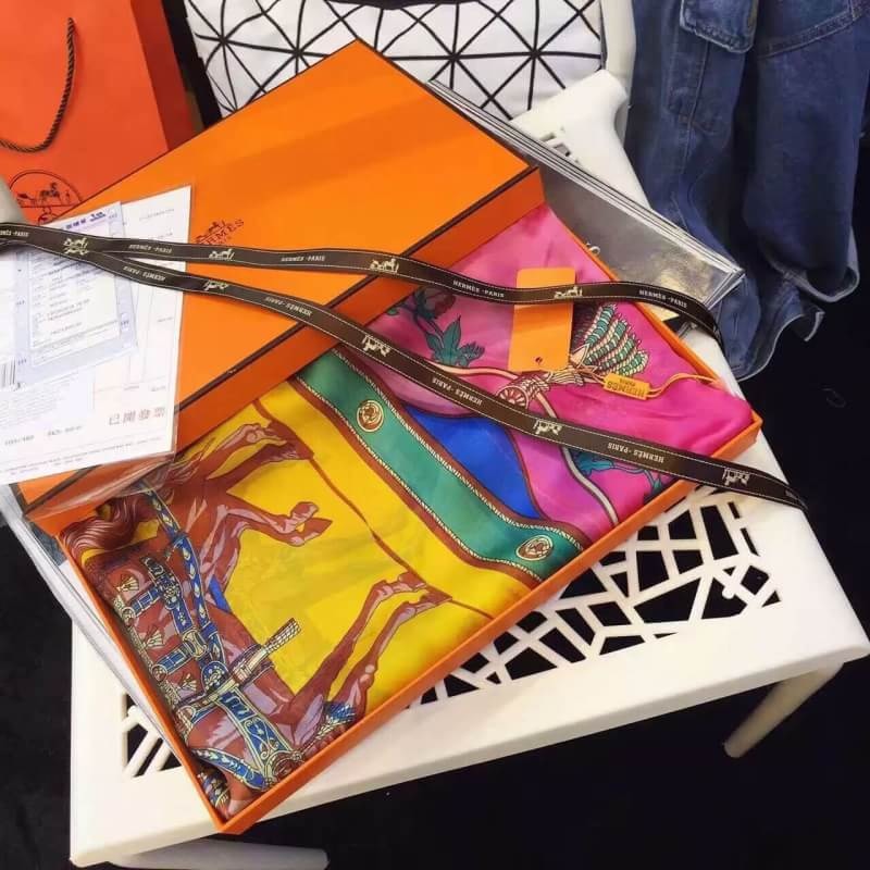 ผ้าพันคอ hm ผ้าคลุมไหล่ hm ลายม้า สีเหลืองชมพู