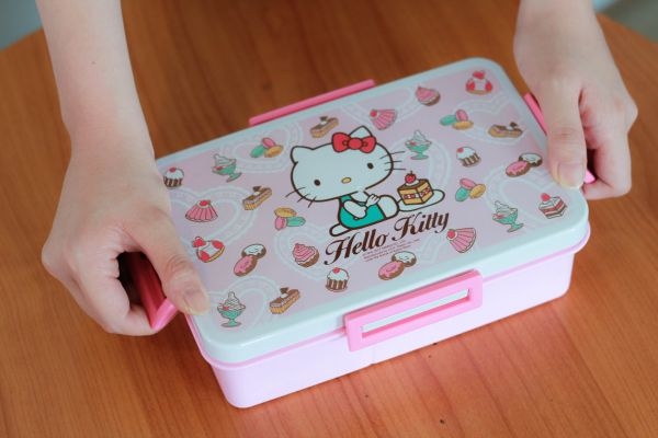 P10455 กล่องข้าวแบ่ง 2 ช่อง+ช้อน ล๊อคได้ ขายดี ลายคิตตี้ (14.5*22.2*6.7 cm) เกรดเอ สีสวย ลิขสิทธิ์ถูกต้อง No.9197 (ราคาส่งต่อ 12 ชุด:100 บต่อชุด)