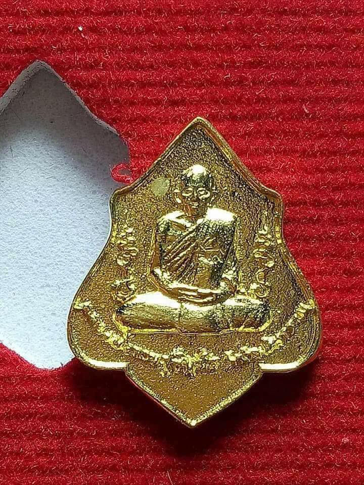เหรียญ (เม็ดแตงจิ๋ว) หัวแหวน ทรงโล่ หลวงพ่อกวย วัดโฆสิตาราม (วัดบ้านแค) หลังยันต์ครู เนื้อทองชนวนทองทิพย์