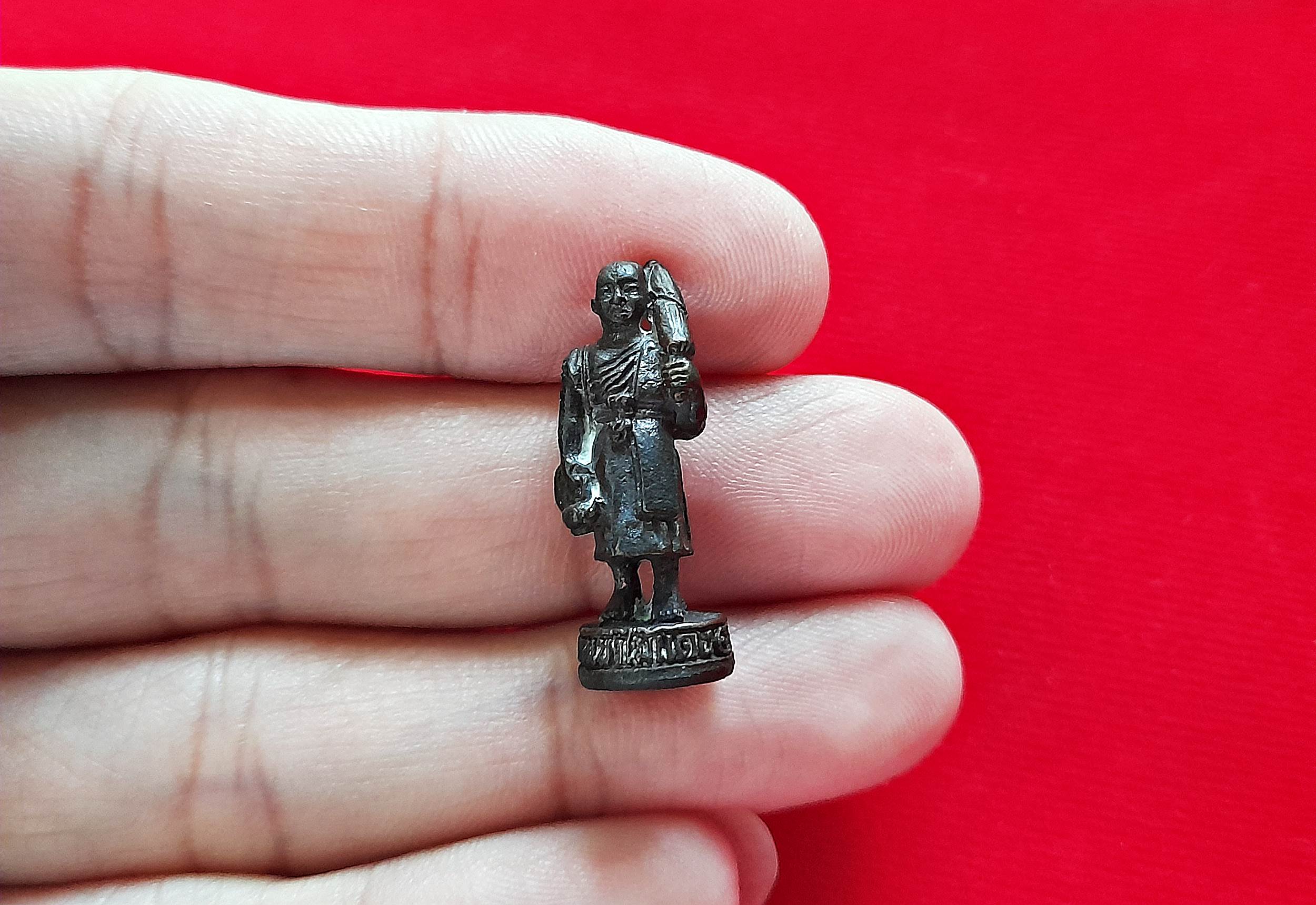 รูปหล่อ หลวงพ่อยงยุทธ ปางธุดงค์ รุ่น2 (ขนาดห้อยคอ) ปี2541 #รับประกันแท้และทัน - หลวงพ่อยงยุทธ วัดเขาไม้แดง จ.ชลบุรี