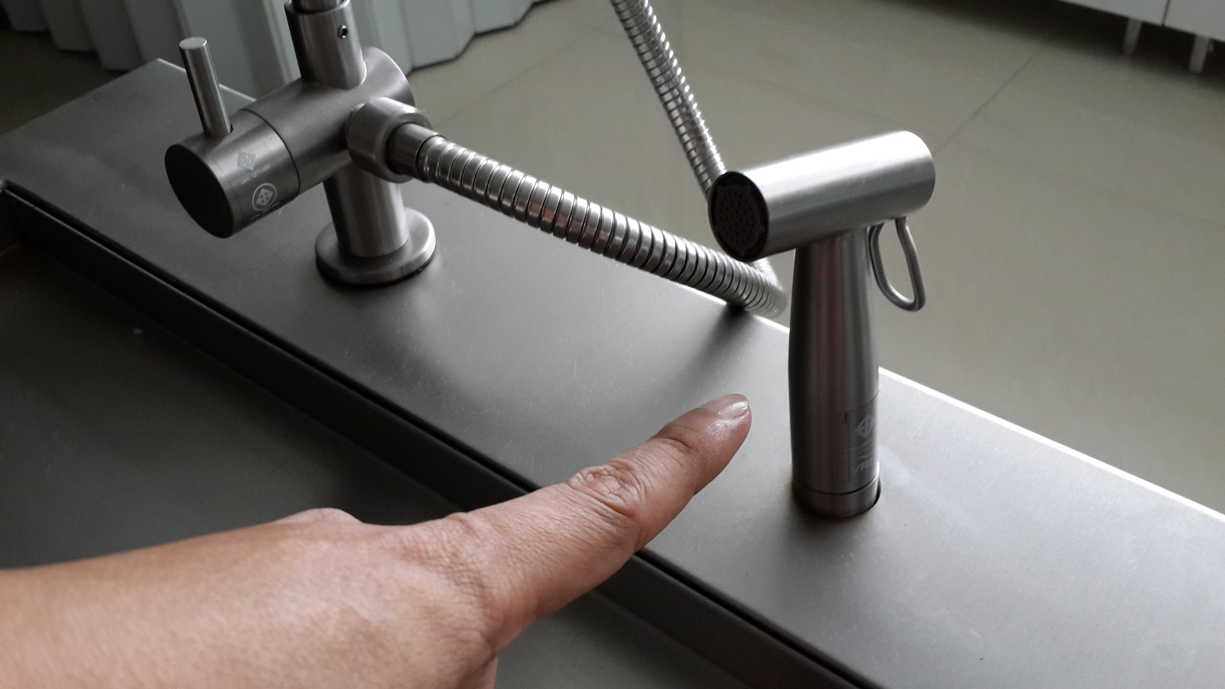 โต๊ะผ่าตัดสแตนเลส พร้อมซิงค์น้ำและตู้มีลิ้นชัก