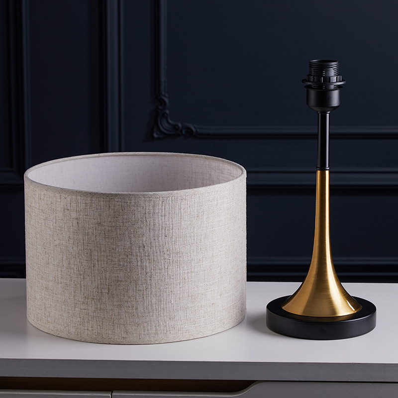 โคมไฟตั้งโต๊ะฐานวางสีทูโทนดำทองโป๊ะผ้าทรงกระบอกสีลินิน [T8109]