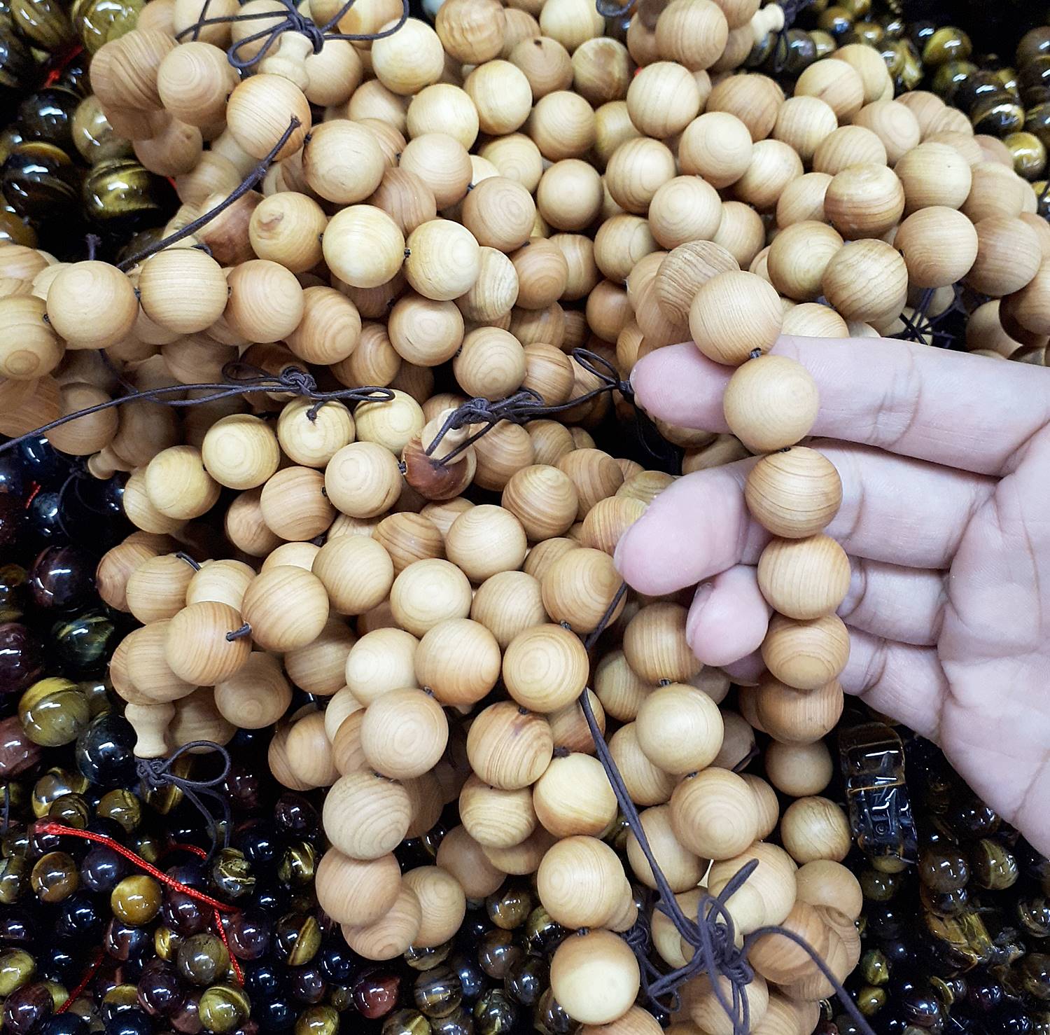 ้ประคำ ข้อมือ เนื้อไม้หอม (เม็ดเล็ก 12เม็ด) (ขายปลีก ขายส่ง)