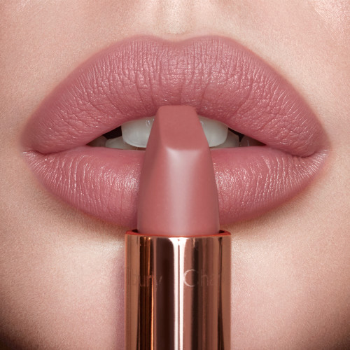 (#Pillow Talk) Charlotte Tilbury Matte Revolution Lipstick 3.5g ลิปชาลอตสีไอคอนิกของแบรนด์ ชมพูนู้ดมหัศจรรย์ที่เข้าได้กับทุกสีผิว เข้ากับทุกโอกาสการแต่งตัว เป็นลิปที่ Must Have ไม่มีจะคาใจหนักมากค่ะ เพราะสีทั้งสวย และก็ติดทน