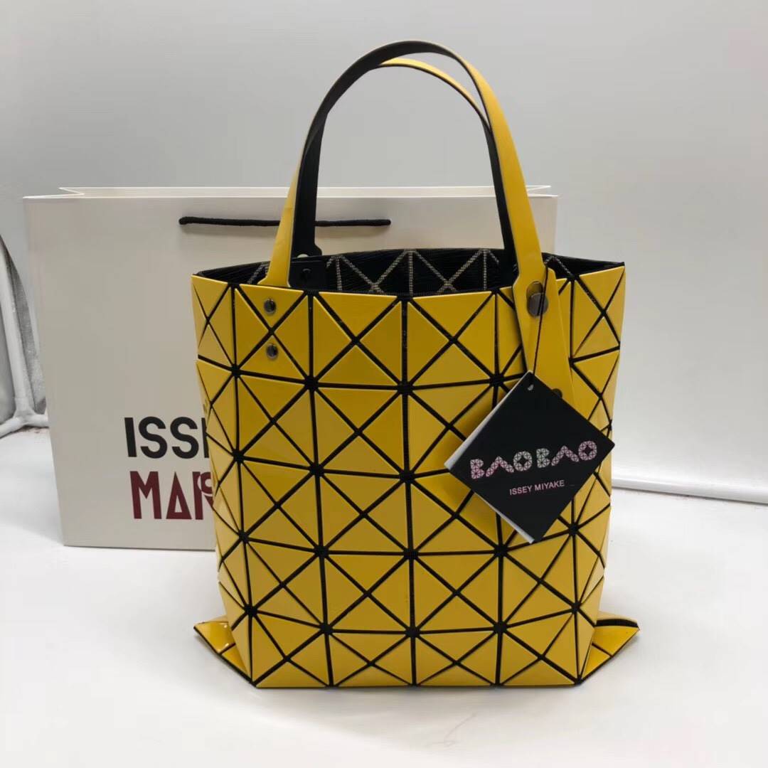 พร้อมส่ง กระเป๋า issey 6*6 มีหลายสีสอบถามได้ค่ะ