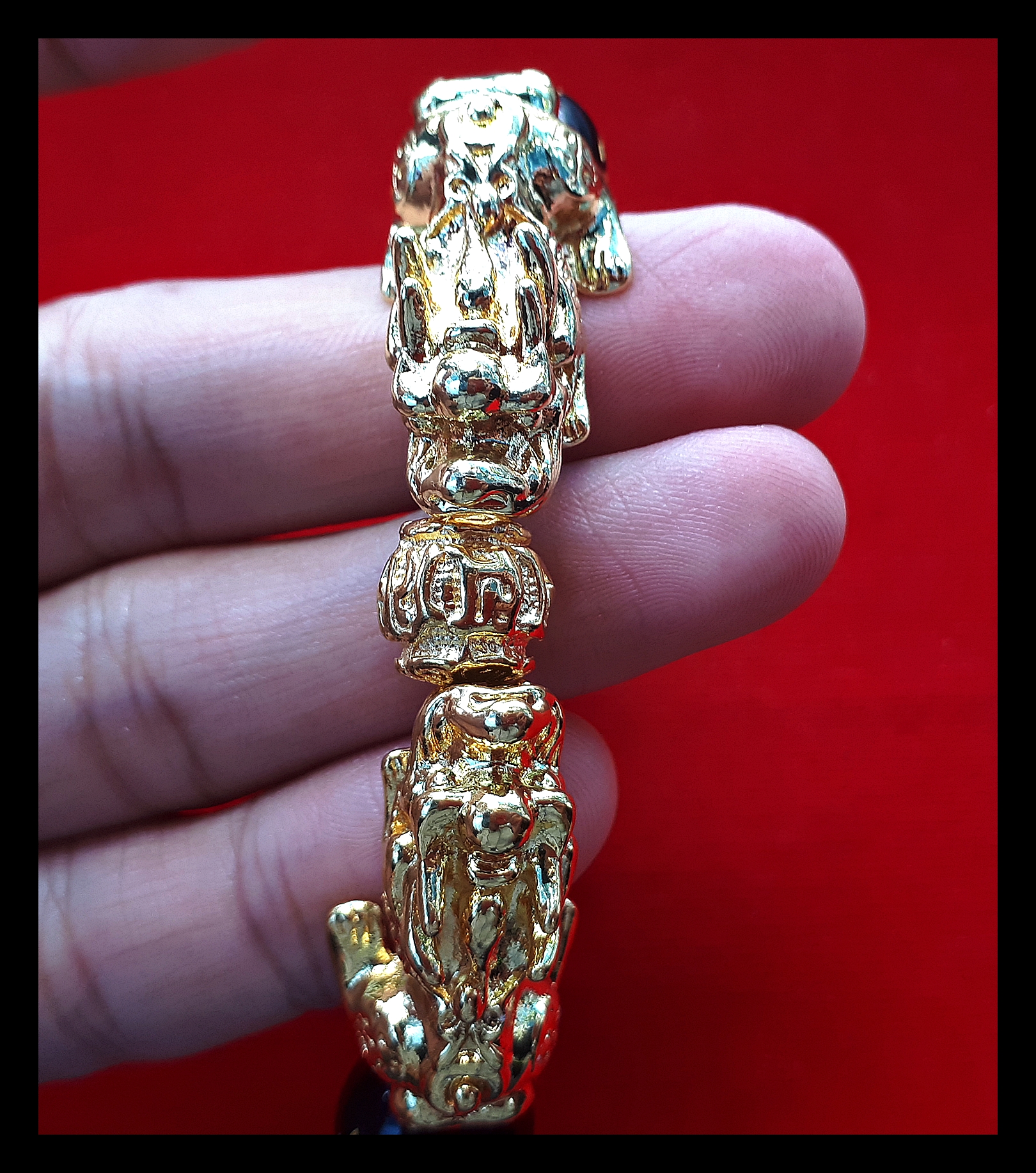 สร้อยข้อมือ ปี่เซียะ (ผีซิว) (Pi Xiu) 2 ตัว หัวโลหะชุบทอง หินดำสลักอักขระ 14มิล (ขายปลีก ขายส่ง)