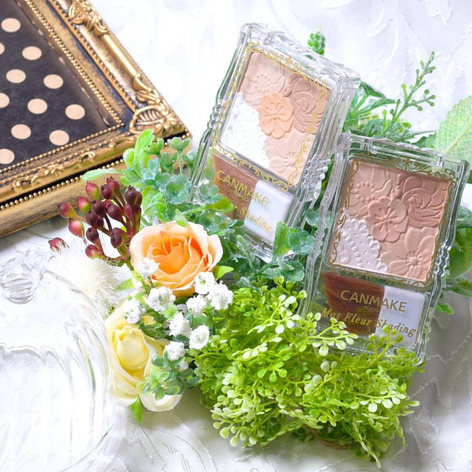 Canmake Mat Fleur Shading N0.01 Natural Brown เฉดดิ้งเนื้อแมทท์บางเบา มาพร้อมกับไฮไลท์ในตลับเดียวกัน ให้ลุคธรรมชาติ มาในรูปแบบดอกไม้สุดหวานน่ารัก พร้อมแปรงในตลับที่ขนแปรงตัดเฉียงช่วยให้การเฉดดิ้งง่ายขึ้น