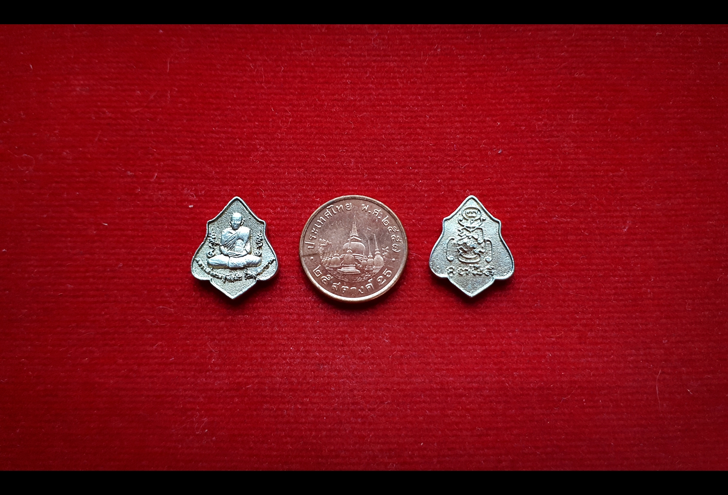 เหรียญ (เม็ดแตงจิ๋ว) หัวแหวน ทรงโล่ หลวงพ่อกวย วัดโฆสิตาราม (วัดบ้านแค) หลังยันต์ครู เนื้ออัลปาก้าเงิน