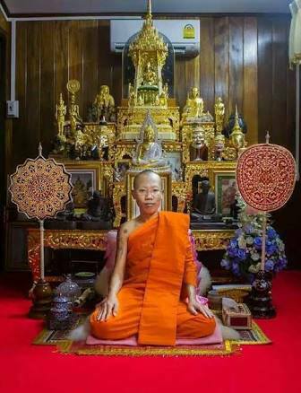 รูปหล่อ หลวงพ่อกวย วัดโฆสิตาราม ทำน้ำมนต์ (เข้าพิธีอฐิษฐานจิตปลุกเสก39พิธี) ฐานบรรจุมวลสารเก่าและ#เกศา#จีวร หลวงพ่อกวย (ขนาดห้อยคอ 1.5ซม) ปี2561 #รับประกันแท้