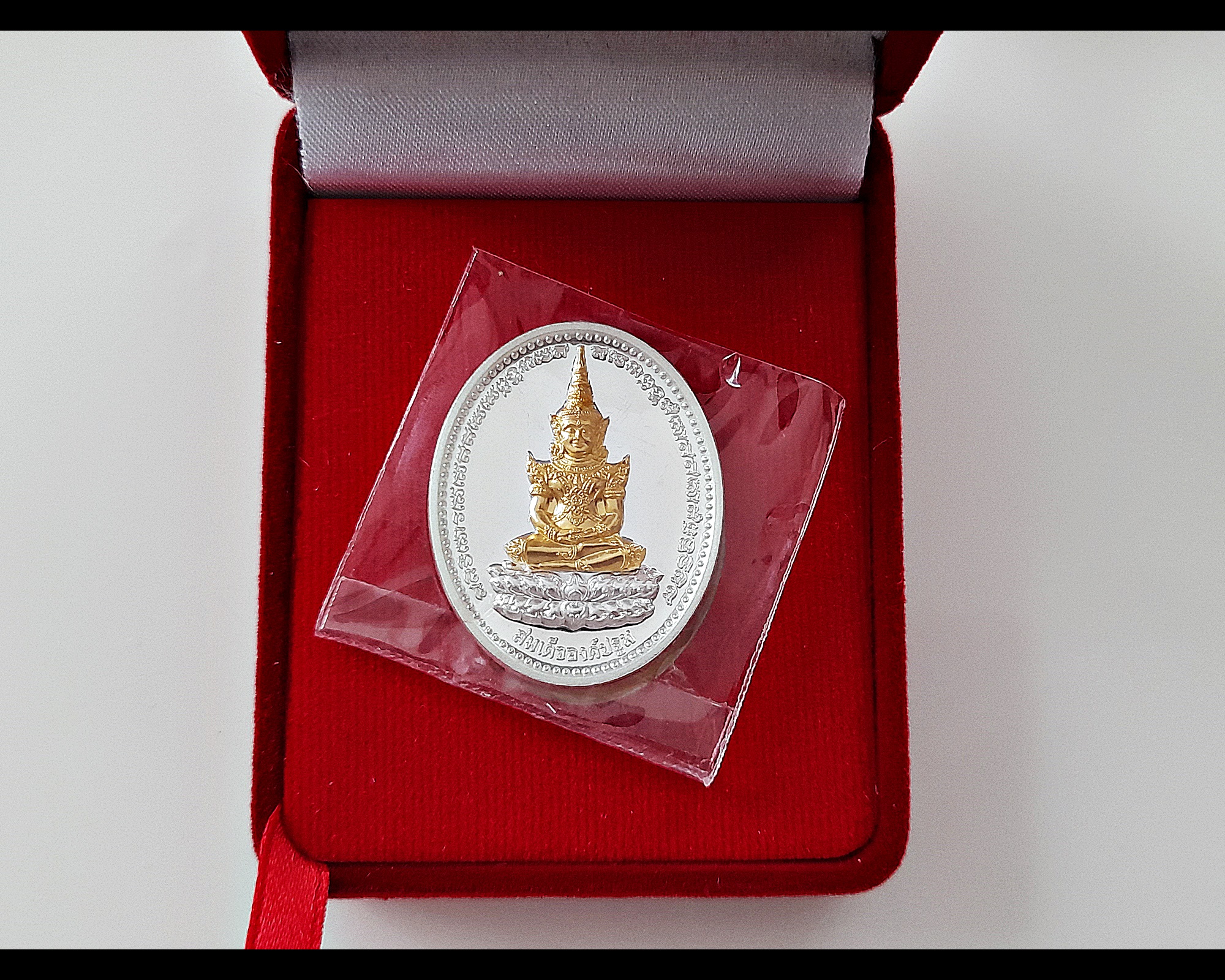 เหรียญสมเด็จองค์ปฐม ยิ้มรับทรัพย์ ปางสมาธิทรงเครื่องพระจักรพรรดิ หลังยันต์เกราะเพรช เนื้อเงินแท้(ชนวนเงินมหาสะท้อน) องค์พระทองคำ(หน้ากาก) ปี2564 #รับประกันแท้ - หลวงพ่อเล็ก วัดท่าขนุน (ปลุกเสก พิธีเข้ากรรมฐาน3วัน สมเด็จองค์ปฐมเสด็จมาสงเคราะห์ ปี2564)