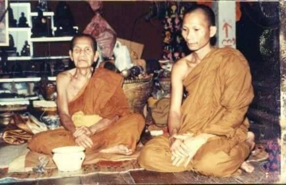 ล็อกเก็ตเล็ก ฉากทอง โครตขุนแผน ยันต์นะอกแตก นางล้อม หลังแม่กำเนิด บรรจุมวลสาร+ตะกรุด2ดอก (อานุภาพโชคลาภ ค้าขาย เมตตา เส่นห์) ปี2564 #รับประกันแท้