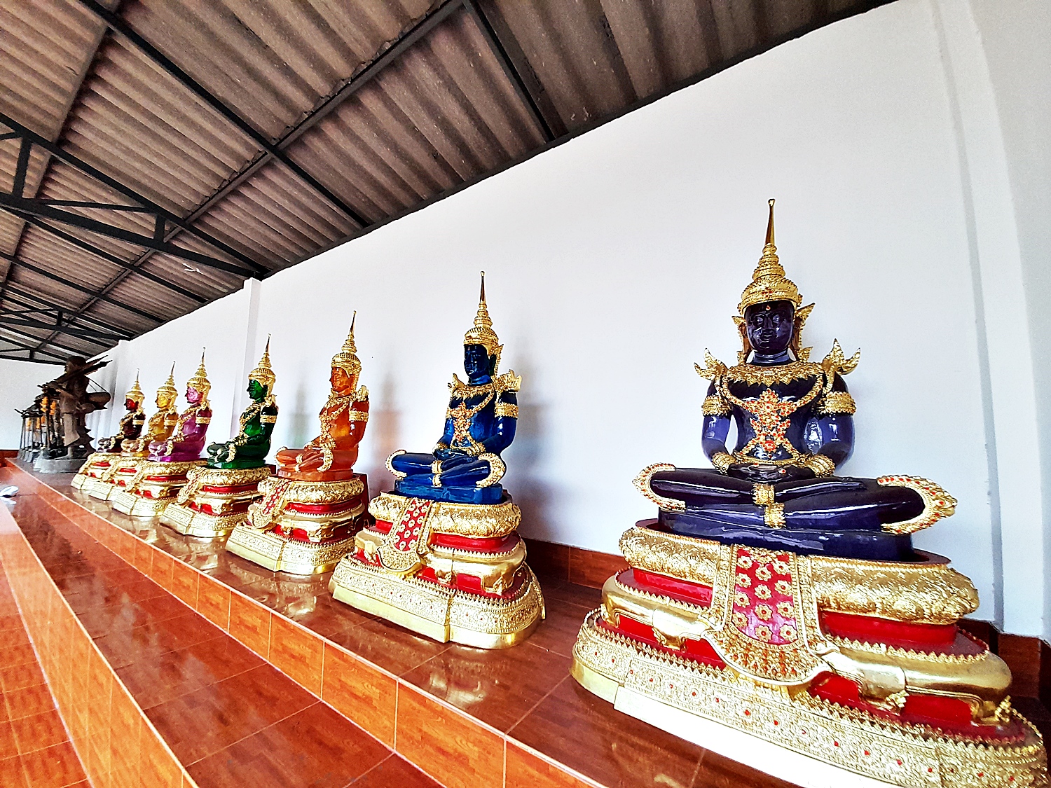 พระแก้วมรกต ปางพระจักรพรรดิ์ สีประจำวันเกิด7สี (ขนาดใหญ่) - (สีแดง สีเหลือง สีชมพู สีเขียว สีส้ม สีฟ้า สีม่วง)