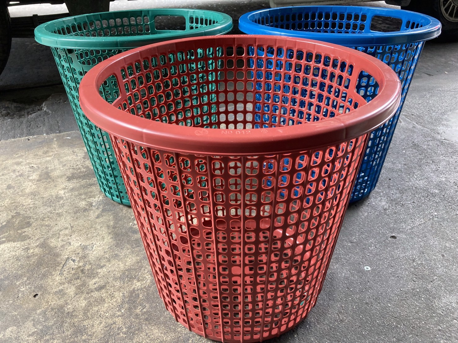 P08692 ตะกร้ากลมเอนกประสงค์ (33 X 33 X 31.5 ซ.ม.) เกรดบี สีเข้ม ขายส่งยกมัด เพื่อสะดวกขนส่ง No.082 DRW (ราคาส่งต่อ 12โหล:144 ใบ:เฉลี่ย 210 บ.โหล)