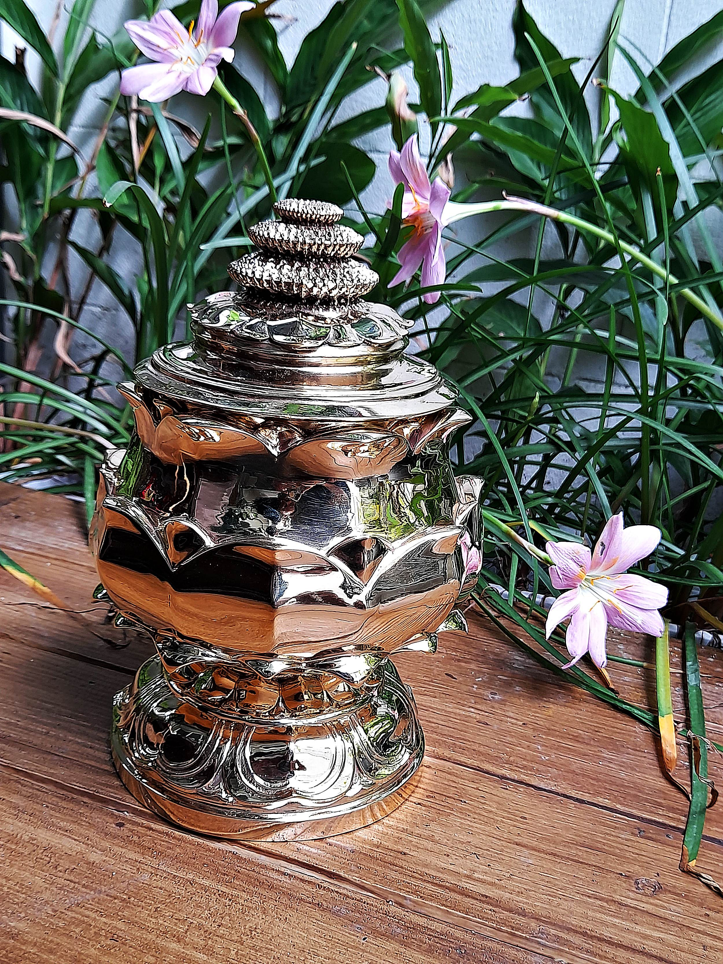 โถ้บาตร ทำน้ำมนต์ ทรงดอกบัวตูมใหญ่ เนื้อทองเหลือง ขัดเงา (ด้านในเคลือบด้วยเนื้อเทียน)