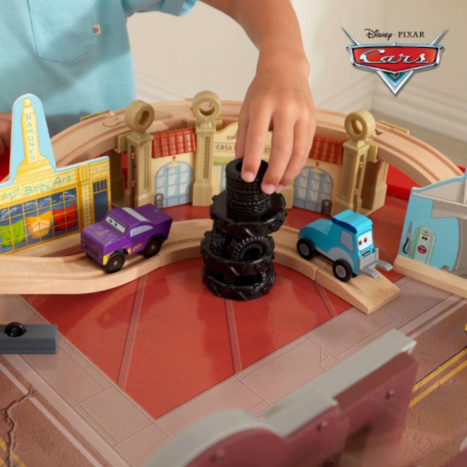 โต๊ะกิจกรรมพร้อมเมืองจำลอง KidKraft Disney Cars Cadillac Range Racetrack & Table