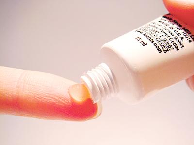 (Tester ขนาดจริงลด 40%) Kiehl's Lip Balm #1 17g ไม่มีกลิ่น ช่วยบรรเทาและปกป้องริมฝีปากแห้ง แตก ลิปบาล์มสูตรคลาสสิคนี้ได้รับการเปิดตัวเป็นครั้งแรกให้กับลูกค้าของคีลส์ ในปีค.ศ. 1969 และได้รับความนิยมมากว่า 40 ปี