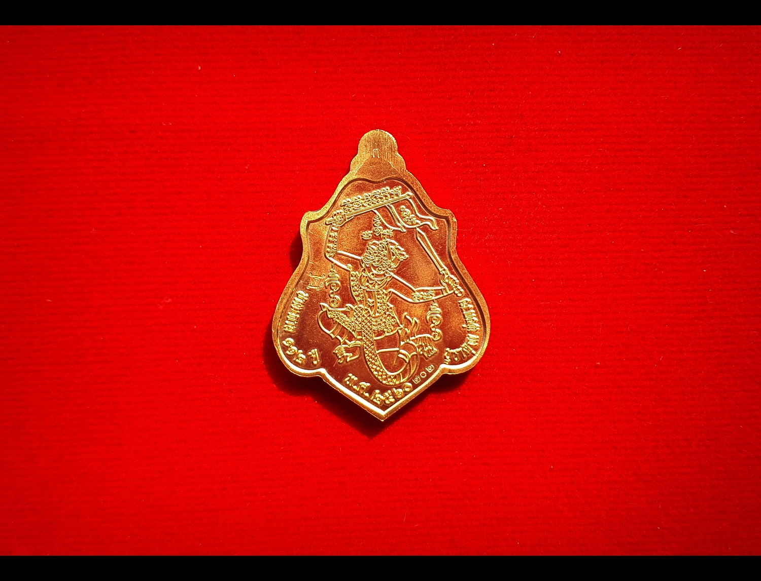 เหรียญโล่ หลวงพ่อกวย หลัง หนุมานตัวครู เนื้ออัลปาก้ากระไหล่ทอง ลงยาดำ รุ่นแรงครู ปี2560 - (เหรียญพิเศษ อยู่ในชุดกรรมการ)