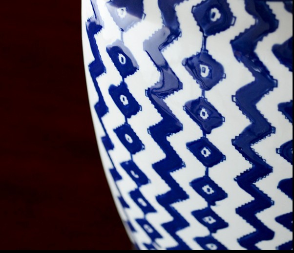 โคมไฟตั้งโต๊ะเซรามิกลายคลื่นสีน้ำเงินขาวโป๊ะโคมผ้าทรงสี่เหลี่ยมคางหมู [TBC-203]