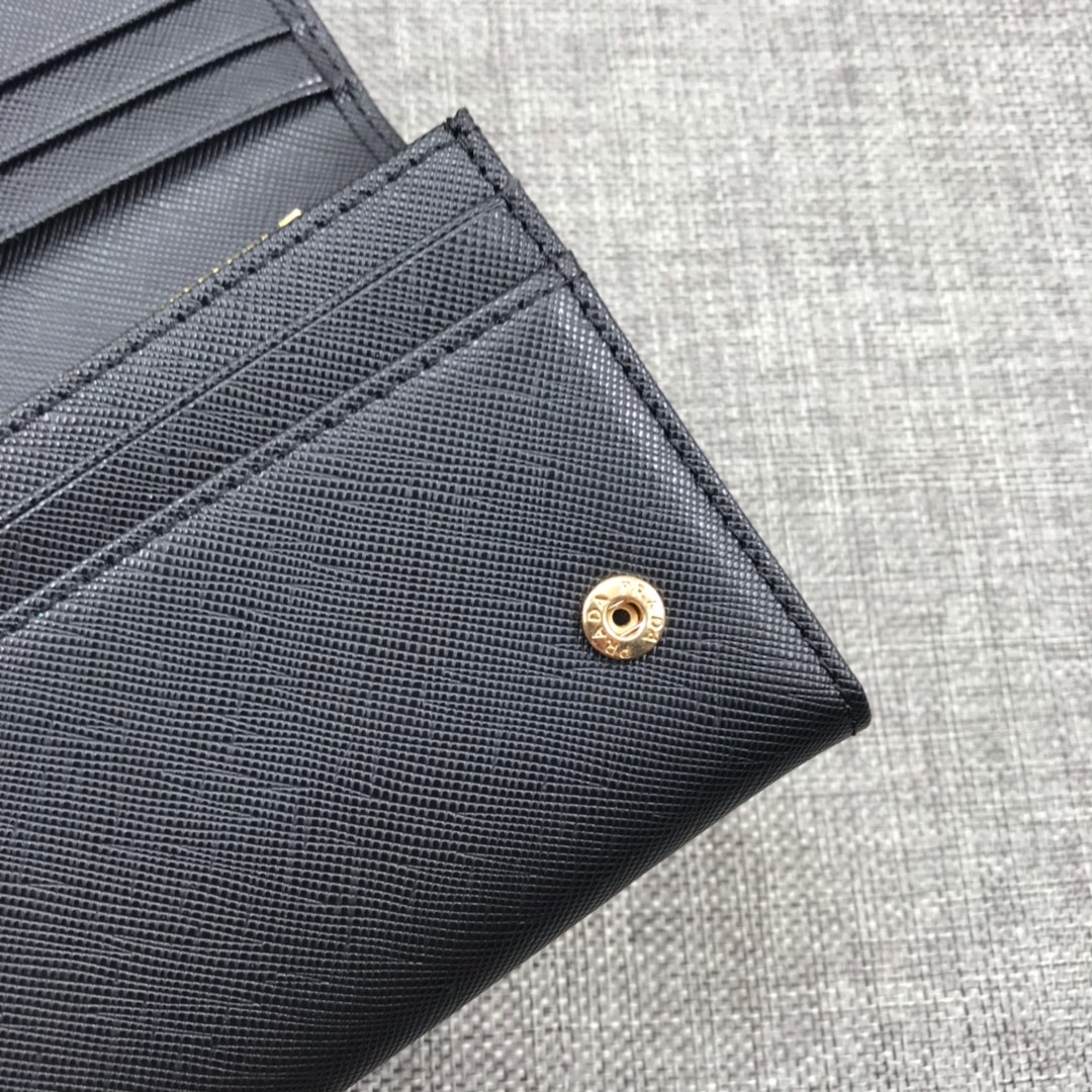 กระเป๋าสตางค์ pd saffiano wallet แบบกระดุมเปิด ใบยาว