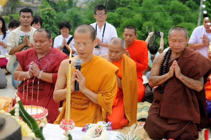 ลูกอมพิชัยมงคล (ปั้นจากเทียนชัยบวงสรวงเเละเทียนทำน้ำมนต์ทุกพิธีสำคัญ) ลูกใหญ่ ติดเเผ่นเงินจาร (เทียนชัย ชัยชนะ รุ่งเรือง สว่าง ปัญญา) #รับประกันแท้