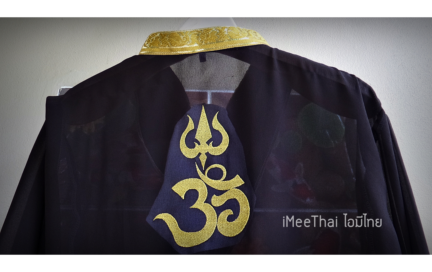 เสื้อสีดำแขนยาว ปักอักษร โอมตรีศูล