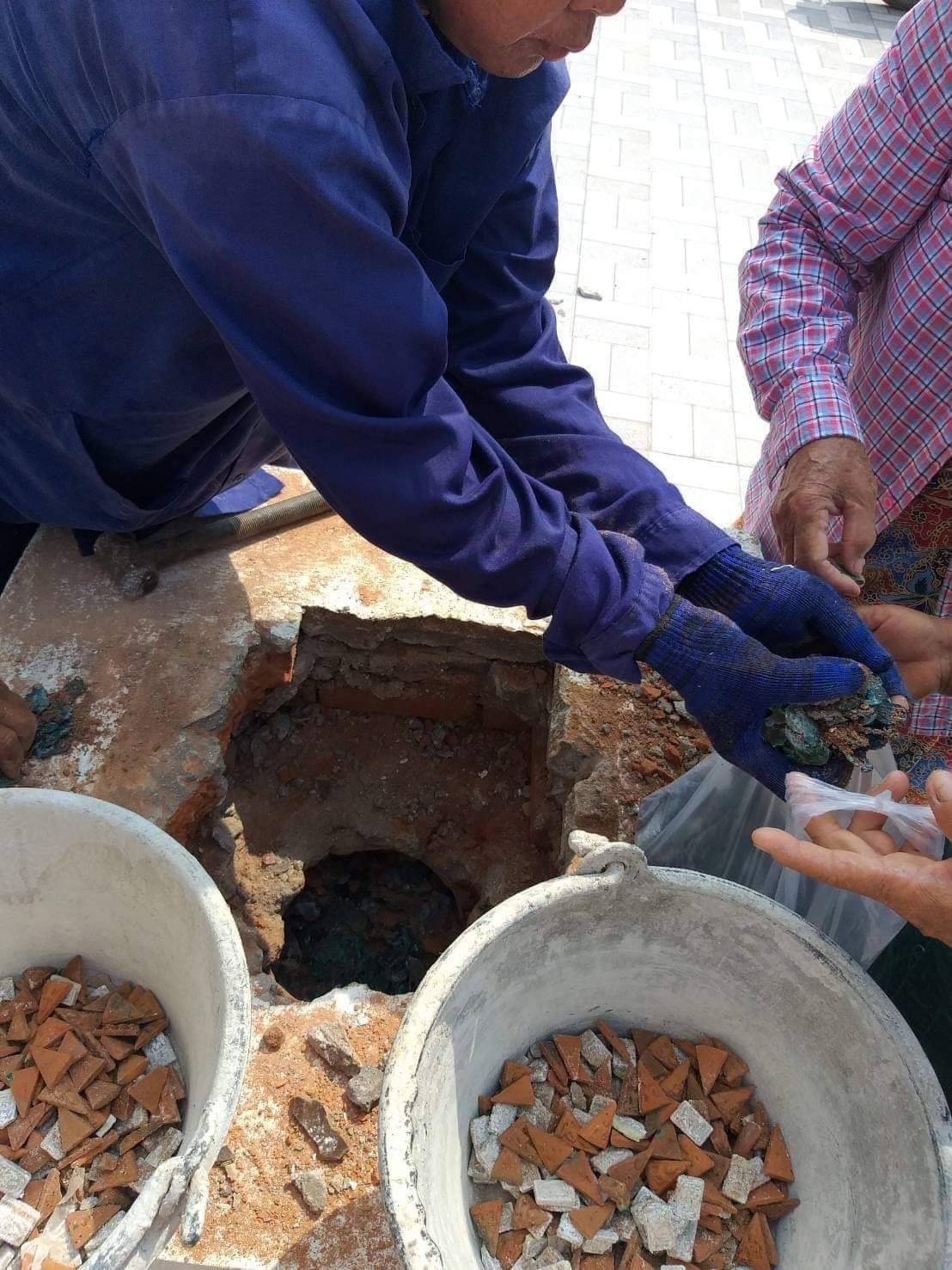 พระลีลา วัดอารีทวีนาราม(วัดหนองอีดุก) เนื้อดิน(พระกรุ กรุแตก) ทัน หลวงพ่อกวย วัดโฆสิตาราม(วัดบ้านแค) ปลุกเสก ปี2515 (#รับประกันแท้)