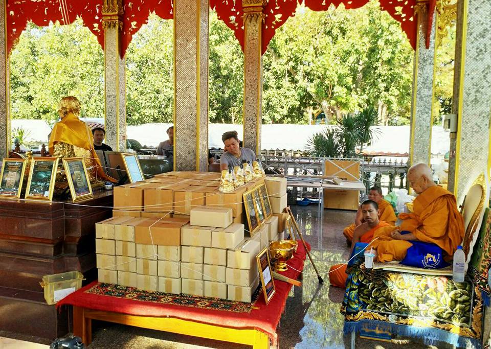 พระสมเด็จหลวงพ่อโตในวิหาร เนื้อผงชนวนมวลสารเก่าหลวงพ่อกวย รุ่นแรงครู ปี2560 หลวงพ่อกวย วัดโฆสิตาราม(วัดบ้านแค) จ.ชัยนาท ปี2563 - (ขนาด 5x7นิ้ว จีวรส้ม ด้านหน้ายันต์ครู ยันต์นะปัดตลอด ด้านหลังยันต์มงกุฎพระพุทธเจ้าหนุนดวง) ปี2563 #ปลุกเสกที่วัดโฆสิตาราม #รั