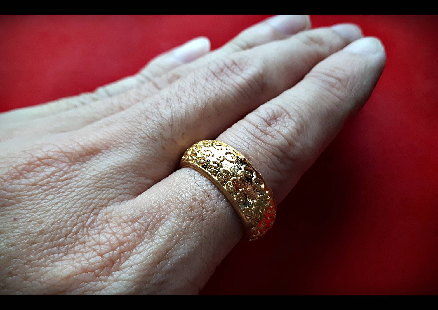 แหวน เสน่ห์มอญ เนื้อชุบทอง (ขนาดเส้นผ่าศูนย์กลาง 2ซม) ปี2555 - พระอาจารย์หนุ่ม (สมัย วัดบางแวก) (อ.ประคอง รุ่นเจริญ ร่วมปลุกเสก)