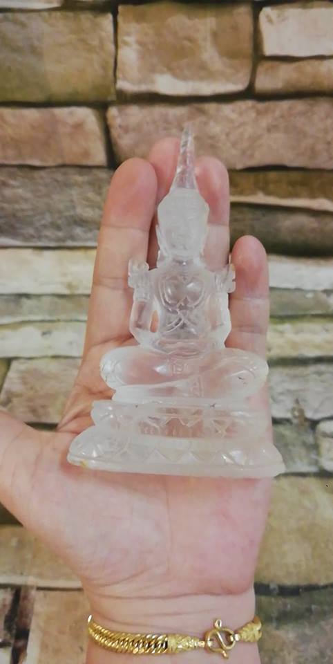 รูปหล่อ พระพุทธรูป พระแก้วใส ปางทรงเครื่องพระจักรพรรดิ์ แกะสลักจากแก้วโป่งข่ามแท้ (สูง4.5นิ้ว หน้าตัก2นิ้ว) (ขายปลีก ขายส่ง)