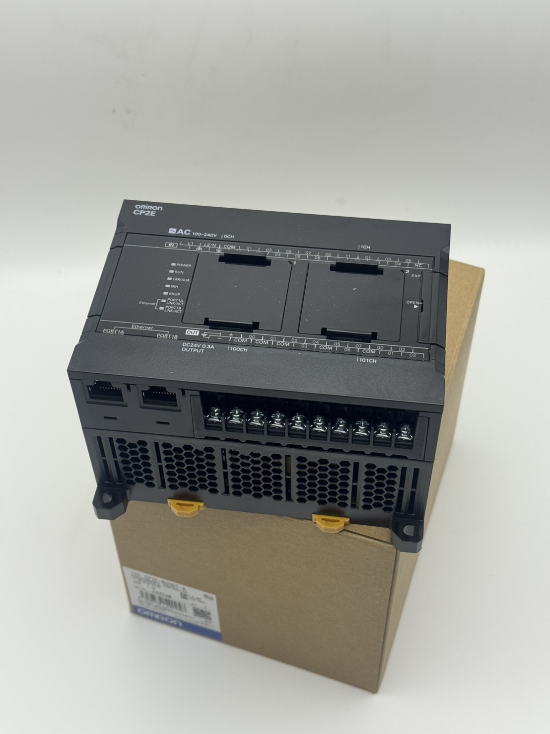 Omron PLC Model:CP2E-N30DT-A , 18DI/12DO,220VAC,transistor