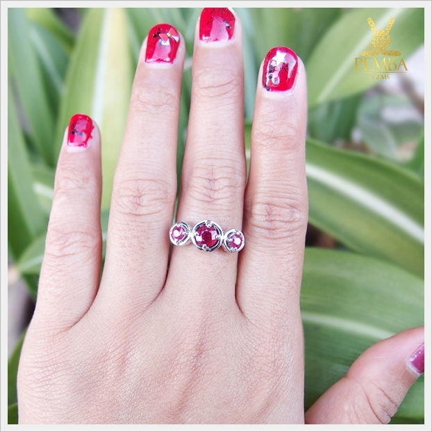 แหวนทับทิมแท้ สีแดงเข้มสวยงาม เงินแท้925 ชุบทองคำขาว แหวนพลอยแท้