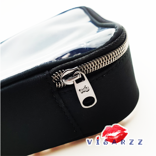 Urban Decay กระเป๋าเครื่องสำอางซิปรอบ ด้านไหนเป็นพีวิซีใสสกรีนโลโก้ ด้านหลังสกรีนลายดอกไม้สีดำ ใส่ของได้จุ และเปิดใช้สะดวกมากๆ ค่ะ
