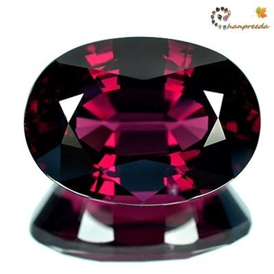 Rhodolite พพลอยโรโดไลท์ รูปไข่ขนาดใหญ่ หนัก 14.32 กะรัต สีแดงเข้ม อมม่วงไม่เกิน5% ความสะอาดมองตาเปล่ามีตำหนิ บริเวณขอบ 1 จุด ลักษณะเหมือนตามด
