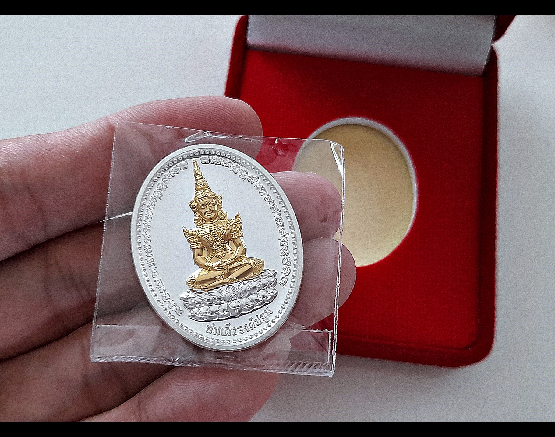 เหรียญสมเด็จองค์ปฐม ยิ้มรับทรัพย์ ปางสมาธิทรงเครื่องพระจักรพรรดิ หลังยันต์เกราะเพรช เนื้อเงินแท้(ชนวนเงินมหาสะท้อน) องค์พระทองคำ(หน้ากาก) ปี2564 #รับประกันแท้ - หลวงพ่อเล็ก วัดท่าขนุน (ปลุกเสก พิธีเข้ากรรมฐาน3วัน สมเด็จองค์ปฐมเสด็จมาสงเคราะห์ ปี2564)