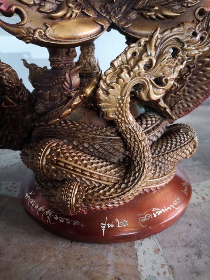 รูปหล่อ ท้าวเวสสุวรรณ ยืนถือกระบอง ทรงบน หลัง ราหู เนื้อทองเหลือง เต็มสูตร งานเน้นรายระเอียดปราณีต (ขนาดสูง16นิ้ว) - (ราหู มี ปีกเป็นครุฑ มี ลำตัวเป็นพญานาค) - (ปลุกเสกฤกษ์ เสาร์5 ปี2563)