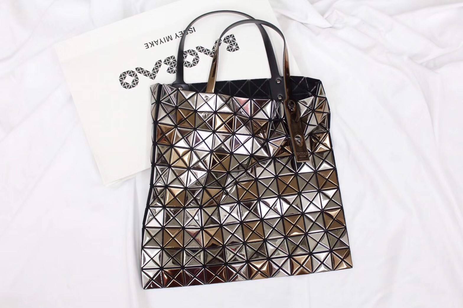 พร้อมส่ง กระเป๋า issey 14x14 มีหลายสี