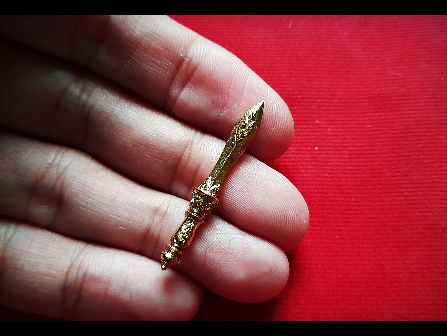 พระแสงขรรค์ชัยศรีเนศวร #สะท้านไตรภพ เนื้อทองทิพย์ (ขนาด5.5ซม. และ 3.3ซม) (ปลุกเสก 9พิธี เสาร์๕ ปี2563 พิธีพระกริ่งสะท้านไตรภพ) #รับประกันแท - หลวงพ่อเล็ก วัดท่าขนุน