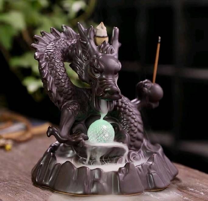 ที่วางกำยาน มังกร (กำยานบนหัวมังกร ธูปปักที่มือมังกร) (ขนาด ฐาน 13.8cm*14.5cm) (วัสดุเซรามิก มีไฟled ไฟเปลี่ยนสีไปตามจังหวะ)