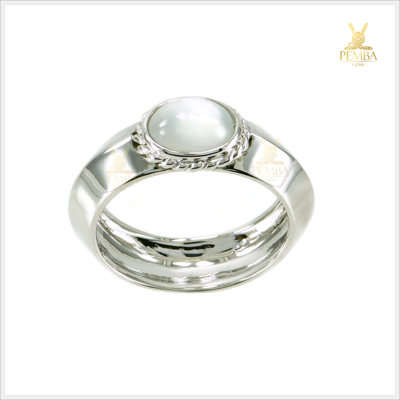 แหวนมุกดาหารแท้ สีขาวนวล ทรงหลังเบี้ย เรียบมีสไตล์