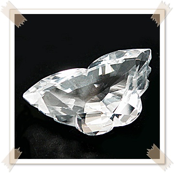 คัลเลอร์เลซโทพาส Colourless Topaz ไม่ฉายรังสี ธรรมชาติ 100% แกะสลักรูปผีเสื้อ หนัก 14.67 กะรัต ขนาด 12.4x22x7.6 มิล เนื้อสะอาดมองตาเปล่าไม่มีตำหนิ