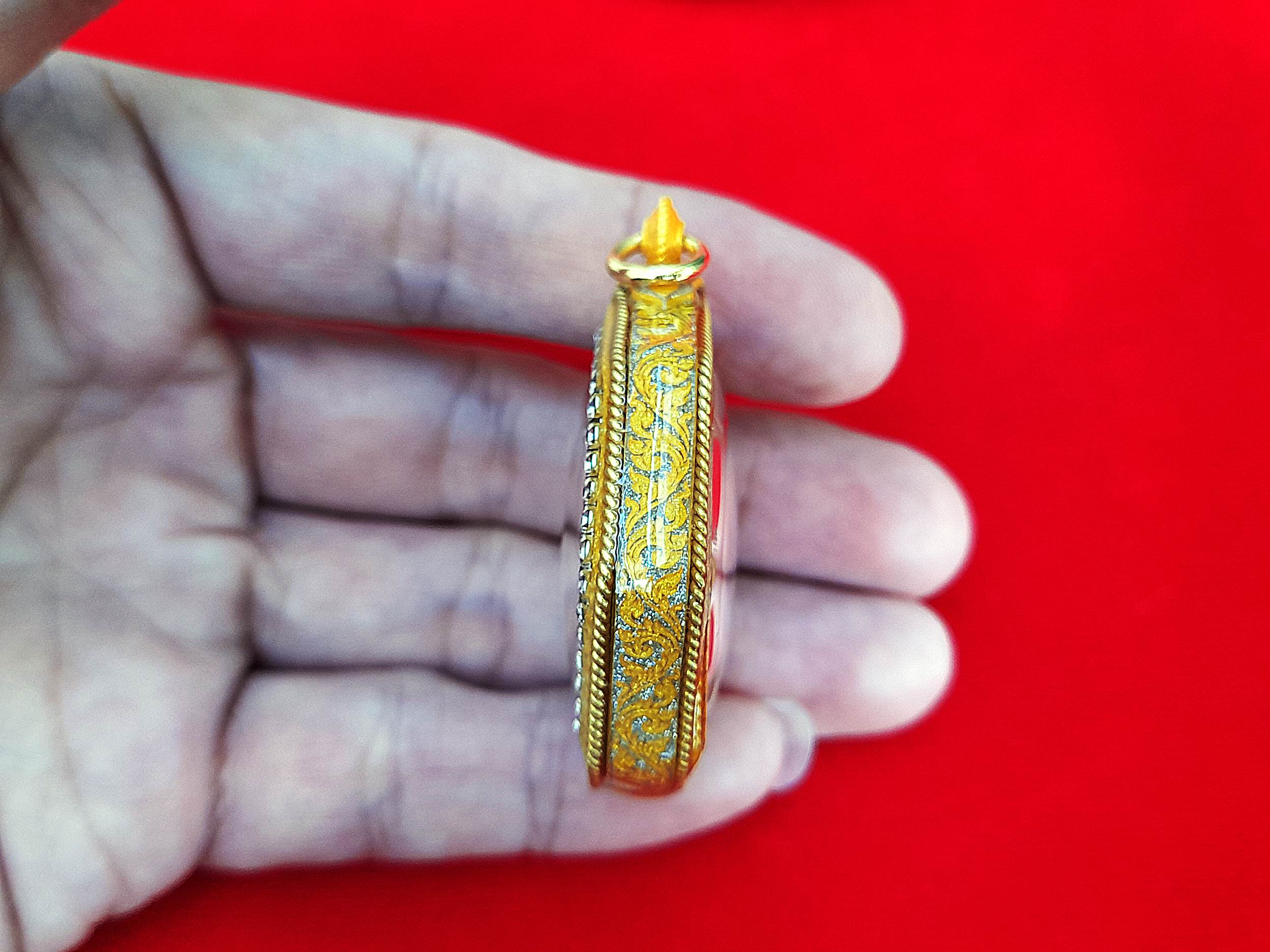 เหรียญ หลวงปู่ เดินหน อิเกสาโร เพรชยอดมงกุฎ หกเหลี่ยม ระงับโศก-รับโชคทุกทิศ เนื้อเงินแท้(ผสมทองคำและชนวนสัมฤทธิ์) ปี2565 #รับประกันแท้ (เลี่ยมกันน้ำล้อมเพรช) - จัดสร้างโดย ฅนขลังคลังวิชา