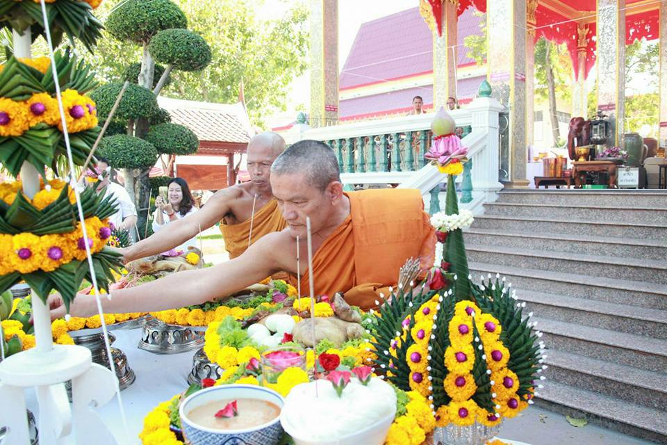 พระสมเด็จหลวงพ่อโตในวิหาร เนื้อผงชนวนมวลสารเก่าหลวงพ่อกวย รุ่นแรงครู ปี2560 หลวงพ่อกวย วัดโฆสิตาราม(วัดบ้านแค) จ.ชัยนาท ปี2563 - (ขนาด 5x7นิ้ว จีวรส้ม ด้านหน้ายันต์ครู ยันต์นะปัดตลอด ด้านหลังยันต์มงกุฎพระพุทธเจ้าหนุนดวง) ปี2563 #ปลุกเสกที่วัดโฆสิตาราม #รั