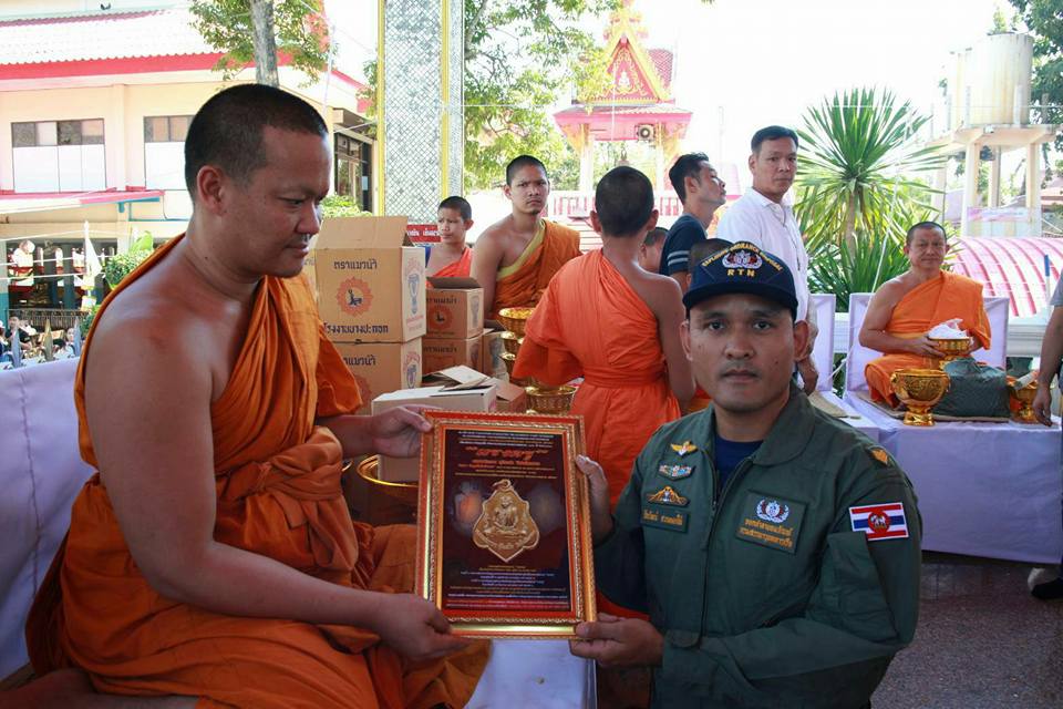 พระสมเด็จหลวงพ่อโตในวิหาร เนื้อผงชนวนมวลสารเก่าหลวงพ่อกวย รุ่นแรงครู ปี2560 หลวงพ่อกวย วัดโฆสิตาราม(วัดบ้านแค) จ.ชัยนาท ปี2563 - (ขนาด 5x7นิ้ว จีวรส้ม ด้านหน้ายันต์ครู ยันต์นะปัดตลอด ด้านหลังยันต์มงกุฎพระพุทธเจ้าหนุนดวง) ปี2563 #ปลุกเสกที่วัดโฆสิตาราม #รั